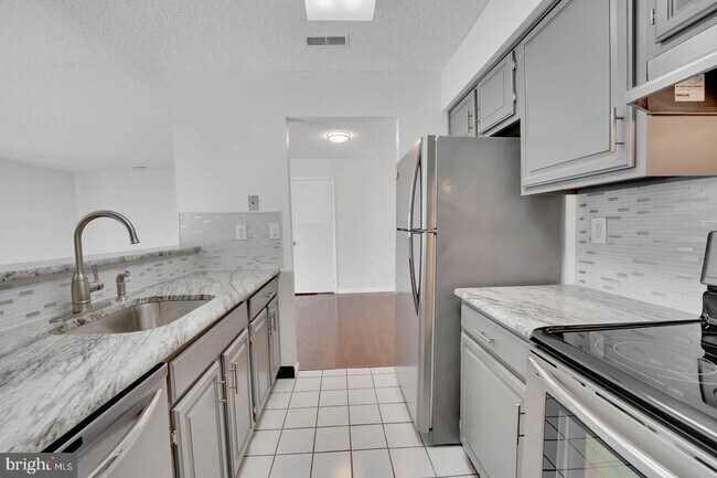 Building Photo - 8613 Tamarron Dr