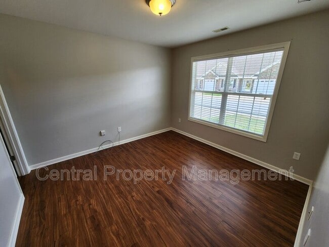 Building Photo - 107 Shalom Dr