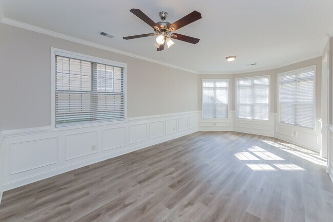 Building Photo - 184 Greenview Dr