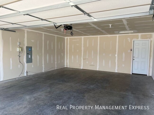 Building Photo - 3 Bedroom 1.5 Bathroom Townhome