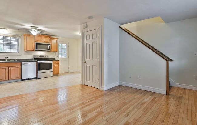 Building Photo - 1522 Candia Rd