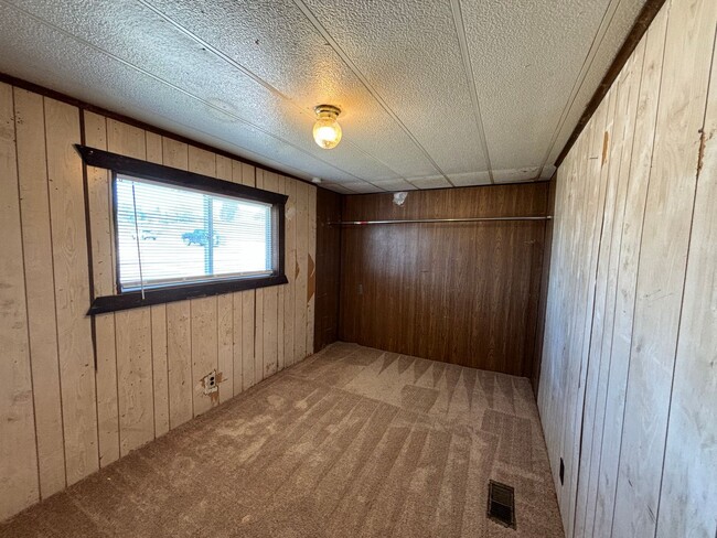 Building Photo - Two Bedroom Mobile Unit Near Shopping-Pet ...