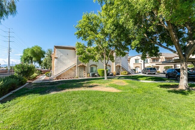 Building Photo - 3400 Cabana Dr