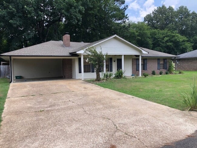 Building Photo - 2202 Holly Hill Dr