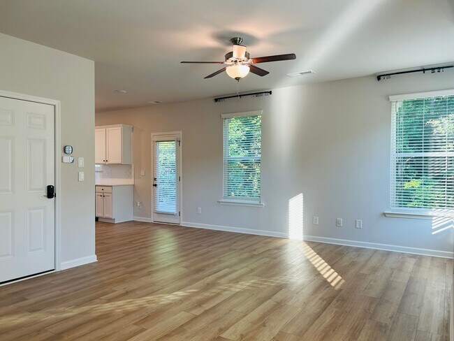 Building Photo - LIKE NEW! 3 bedroom, 2.5 bath home minutes...