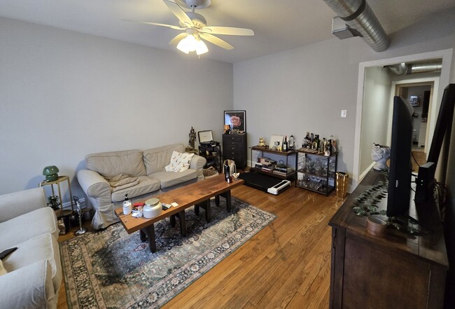 Foto del edificio - Wrigleyville – BIG 1-Bedroom Apartment - A...