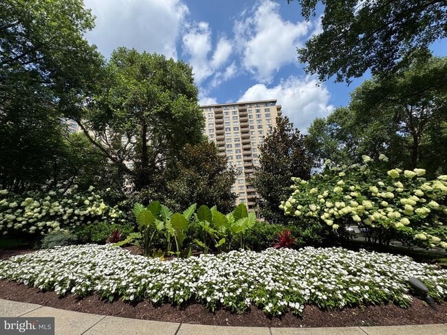 Foto del edificio - 5225 Pooks Hill Rd