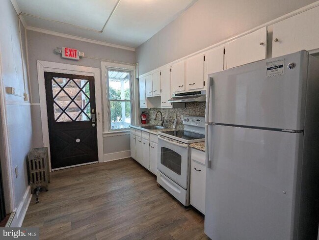 Building Photo - 511 Evesham Ave W