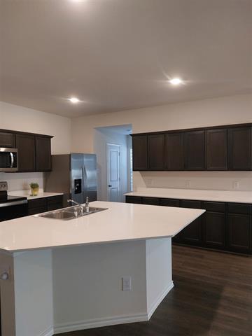 Building Photo - 2810 Peony Dr