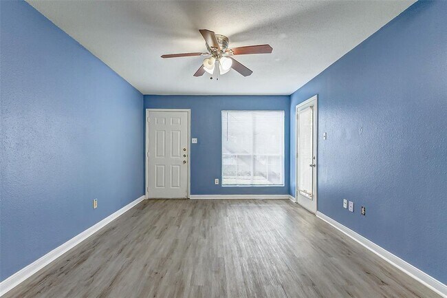 Building Photo - 3900 Woodchase Dr