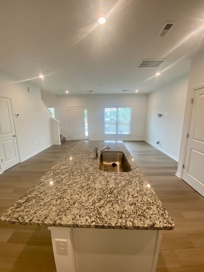 Building Photo - Well Maintained 3BR/2.5BA Townhouse in Pringle Townes; Available July 10