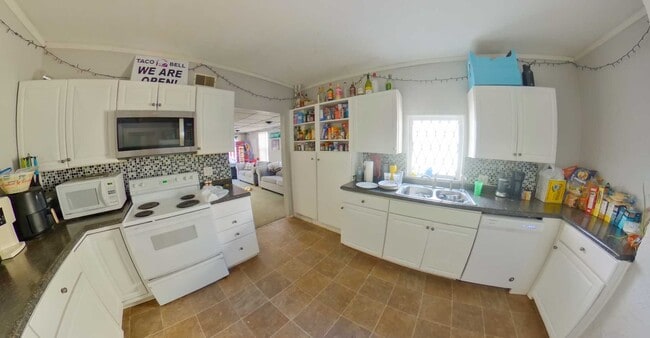 Building Photo - 3D Tour Available - 3 Blocks to KSU Campus...