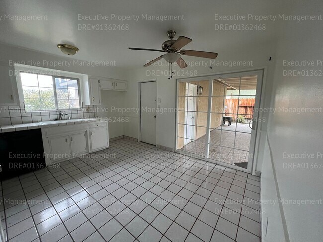 Foto del edificio - 3 bedroom/ 2 bathroom home located near New Stine Rd/ Wilson Rd