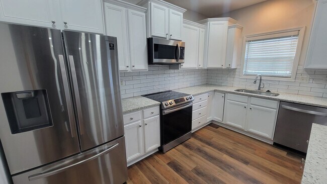 Building Photo - The 5 Bedroom You've Been Looking For!!