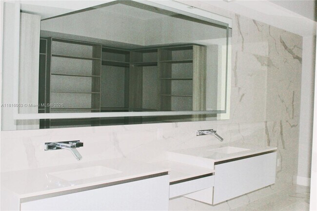 Foto del edificio - 5000 Island Estates Dr