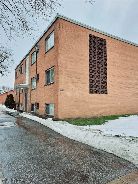 Primary Photo - 5058 Broadway Ave