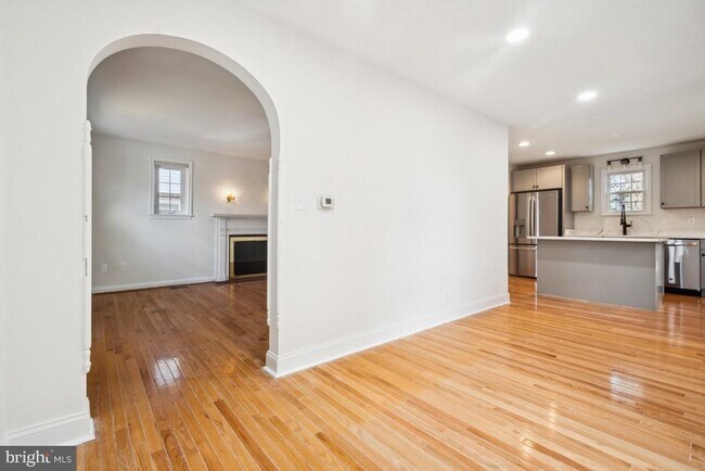 Foto del edificio - 7809 Oakdale Ave