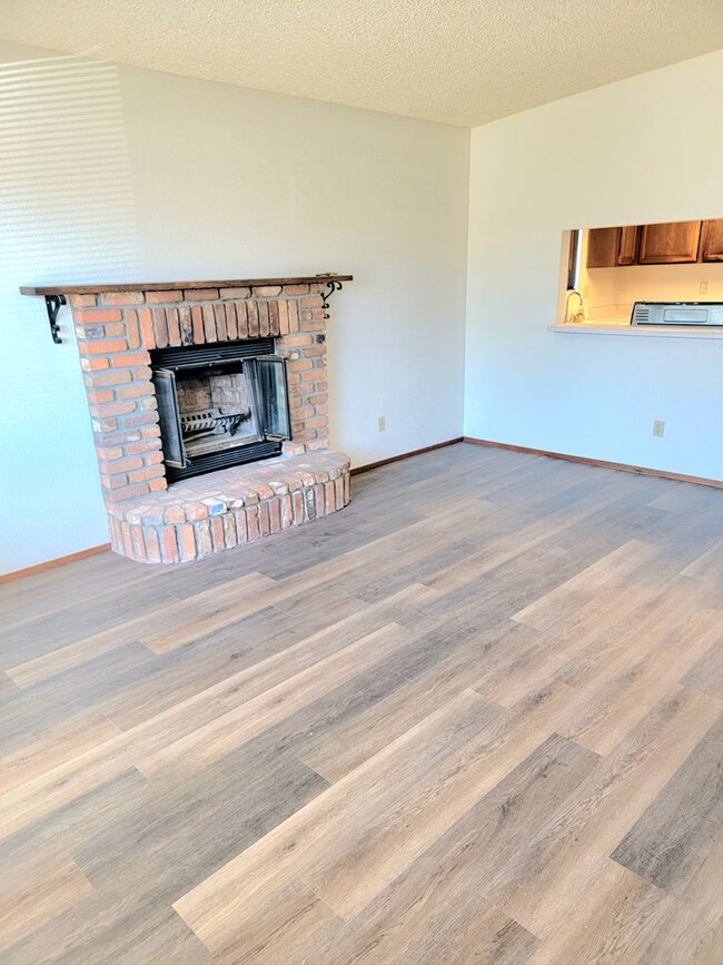 Building Photo - Beautiful Sierra Bonita 2 Bedroom 1 Bath A...