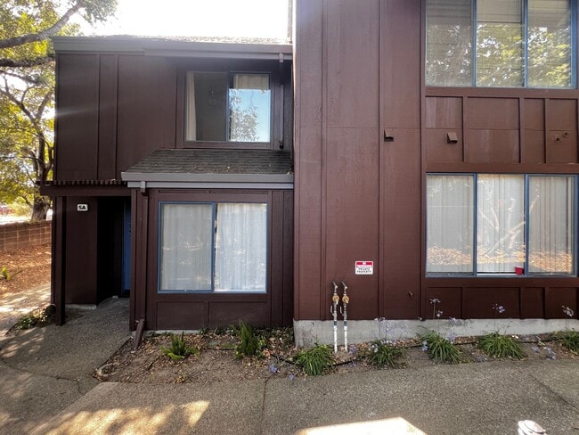 Building Photo - Updated 2-Bedroom Townhome in Novato