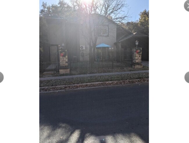 Building Photo - 1601 Bridgeway Dr