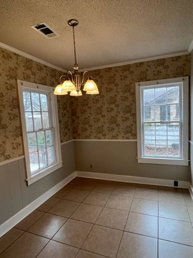 Building Photo - Beautifully rehabbed 4 Bedroom 2 Bath olde...