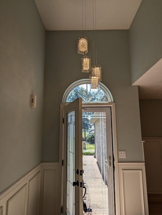 Foto del edificio - 3 bedroom 1 bath home with a basement and ...