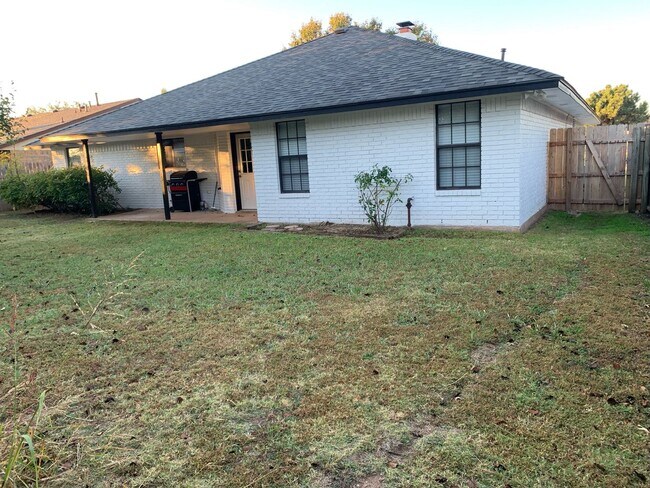 Building Photo - Willow Creek Area! Pet's Negotiable!