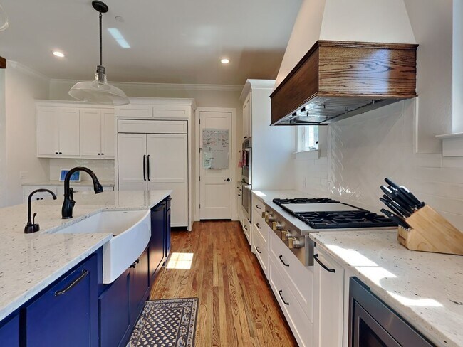 Building Photo - IMMACULATE HOME IN UNIVERSITY HEIGHTS! UPD...
