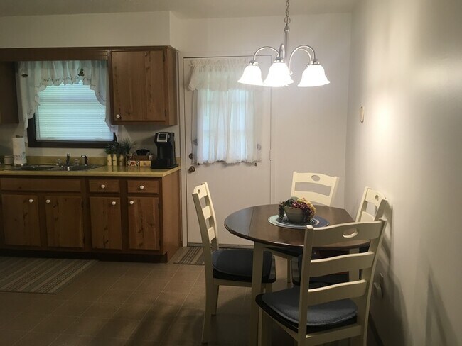 Foto del edificio - Two Bedroom Townhouse with Garage