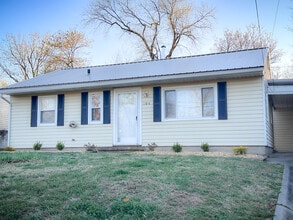 Building Photo - 108 Oak Dr