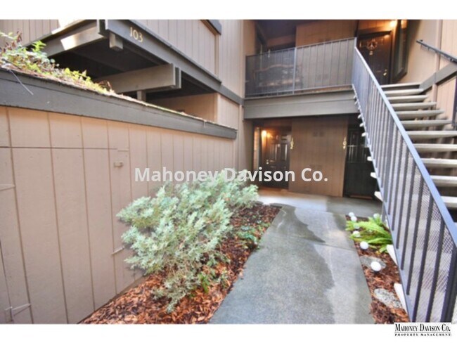 Building Photo - 102 Nicholas Ct