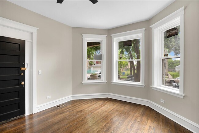 Building Photo - 220 N Lamon Ave