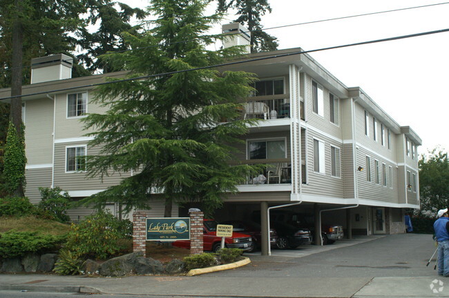 Building Photo - Lake Park Apartments