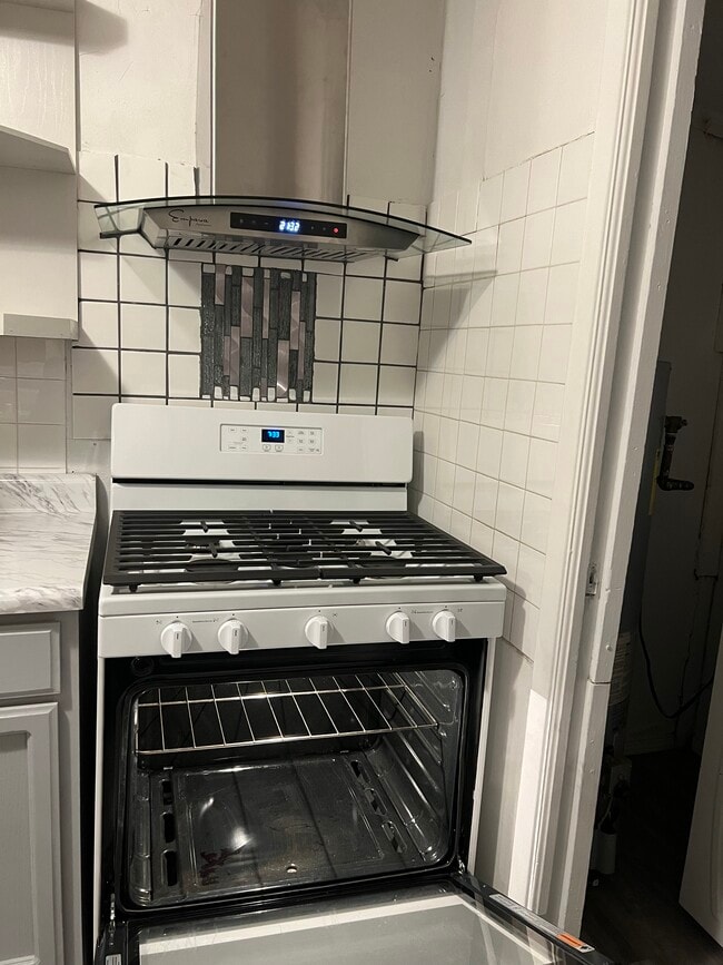 Semi new stove - 4504 Comanche Ave