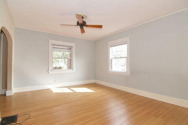 Foto del edificio - Great Location Steps From Main Street in Speedway!