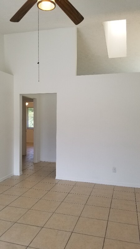 Foto del edificio - 1661 SE Lennard Rd