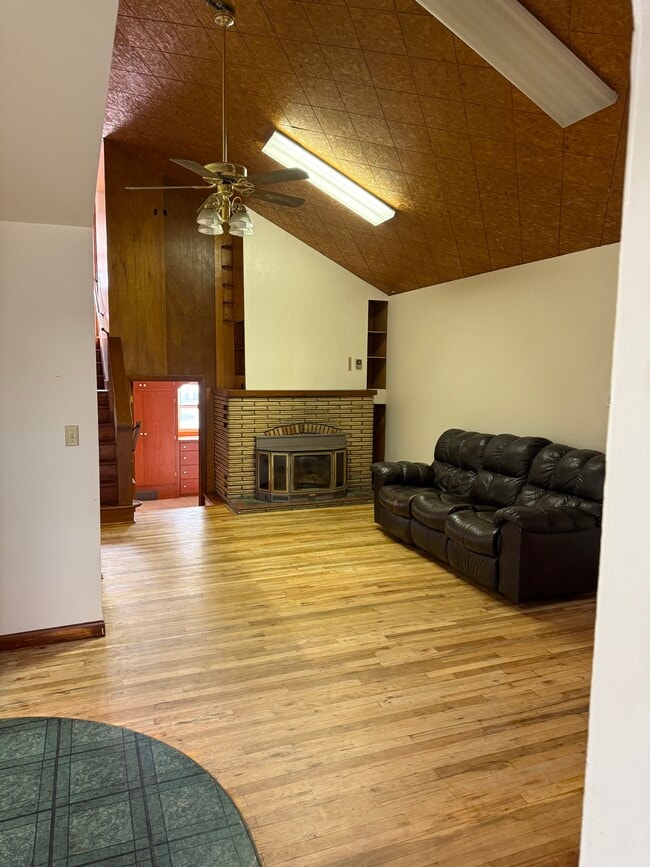 Family room - 3144 S 7th St W