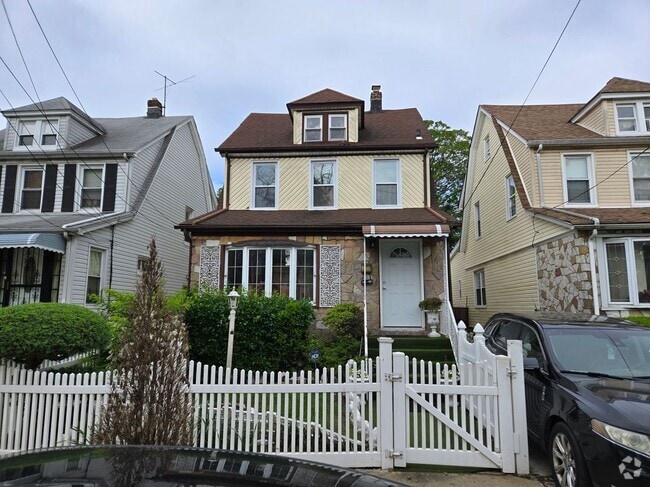 Building Photo - 111-10 204th St