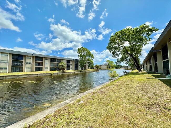 Foto del edificio - 8051 S Colony Cir
