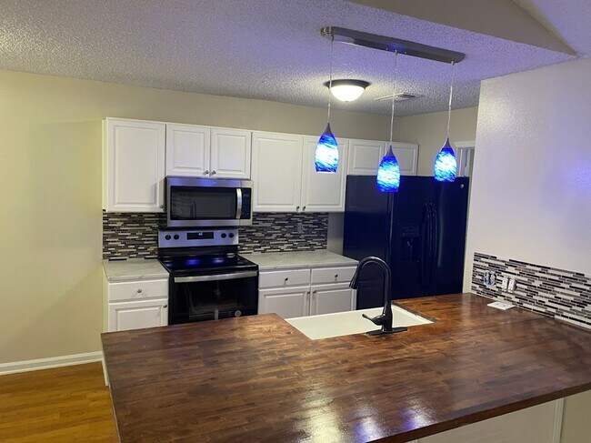 Building Photo - 5602 Wood Oak