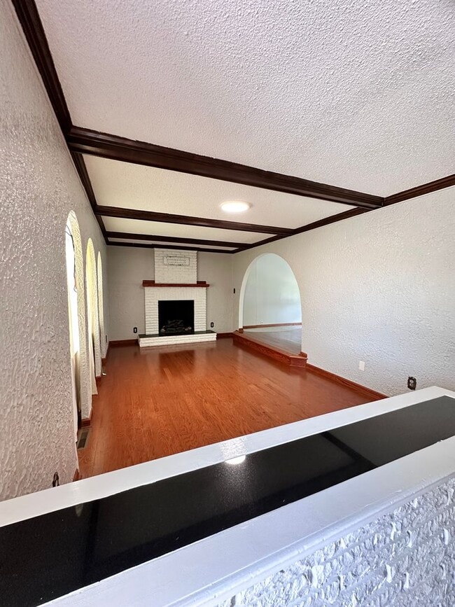 Building Photo - Pembroke Manor-4 bedroom 2.5 bath Single f...