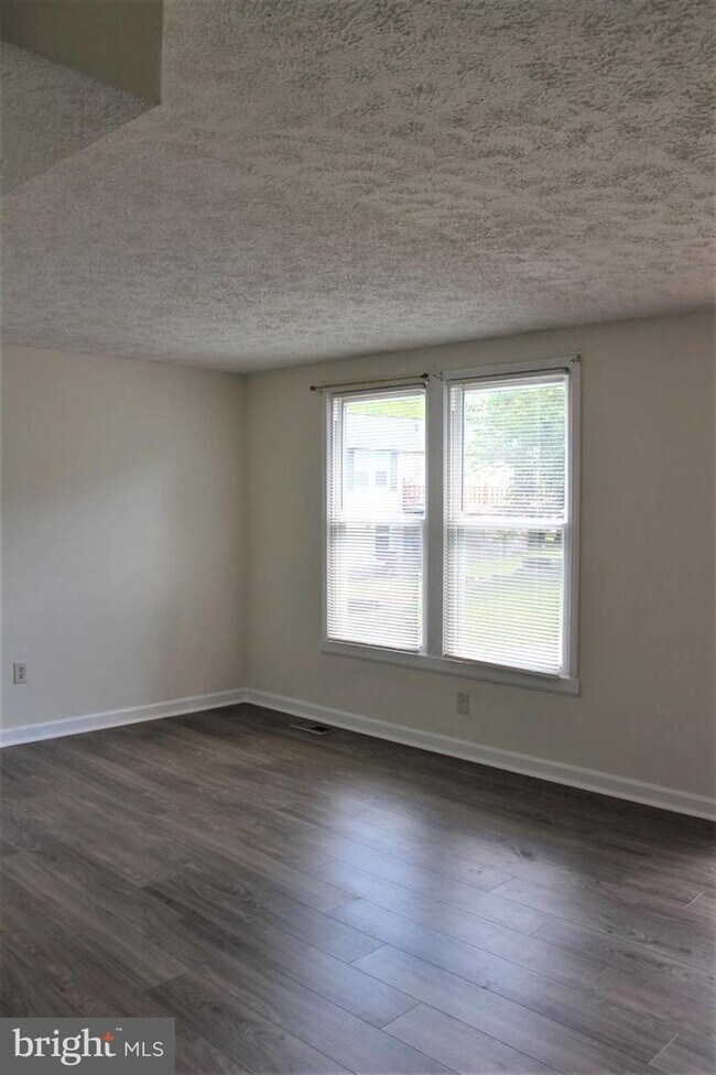 Building Photo - 1102 Valen Ct
