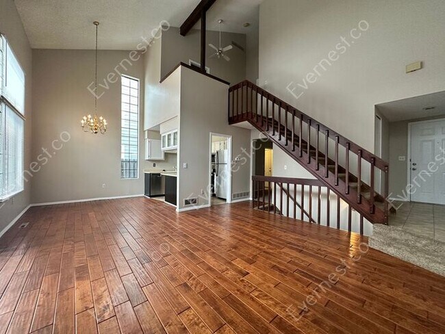 Foto del edificio - 3-Bedroom Home with Fireplace and Modern A...