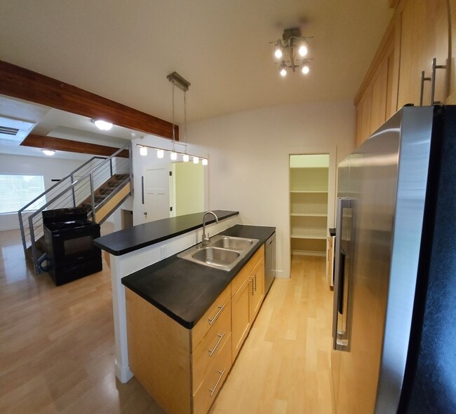 Building Photo - 2 bed, 2.5 bath townhome in Lincoln Park