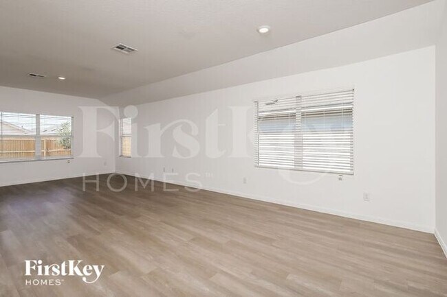 Building Photo - 10706 Vinateros Dr