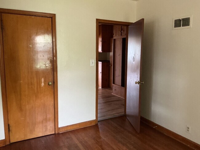 Foto del edificio - 2 bedroom single family home with off stre...