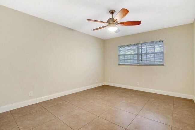 Building Photo - 10249 N Military Trl