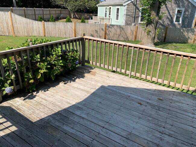Terraza lateral de 16' x 16' - 73 Careswell St