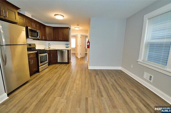 Foto del edificio - 116 Maple Ave