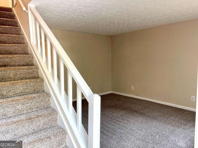 Building Photo - 120 Meadowbrook Ct